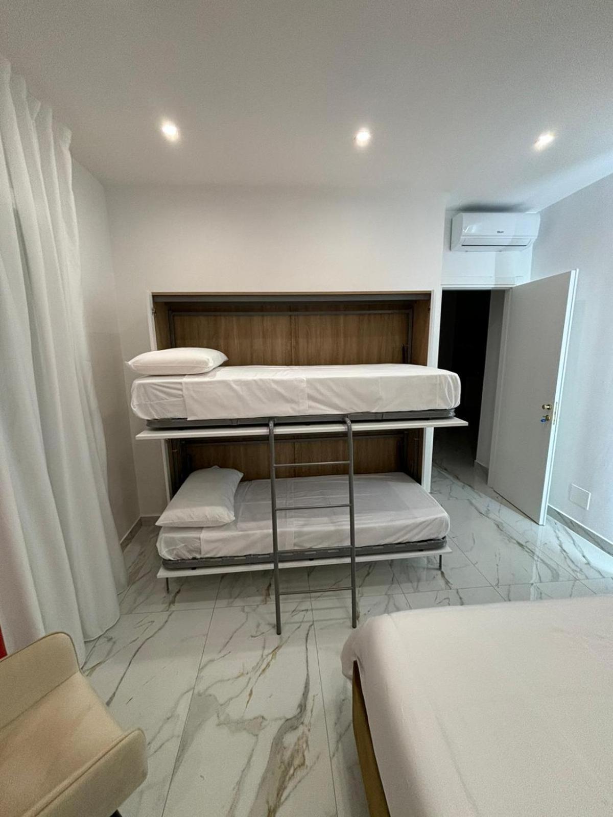 Savior Deluxe Rooms Неаполь Экстерьер фото